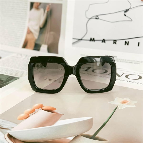 Kính Gucci đen bự KG+