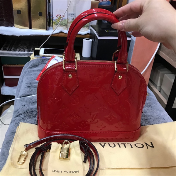 Túi Alma đỏ bóng dust vàng kèm ổ chìa +