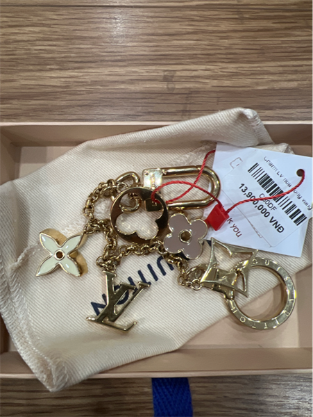 Charm LV hoa hồng vàng+