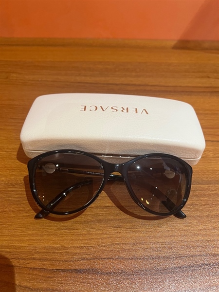 Kính râm Versace gọng đen KG+