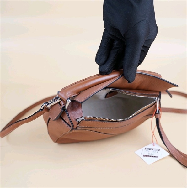 Túi đeo chéo Loewe màu nâu+