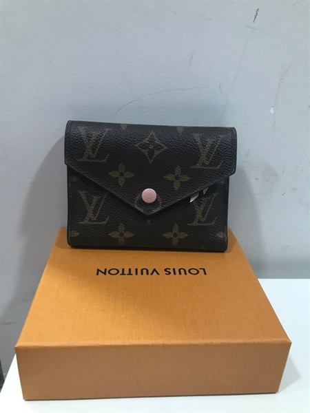 Ví LV Gập 3 Nút Hồng+