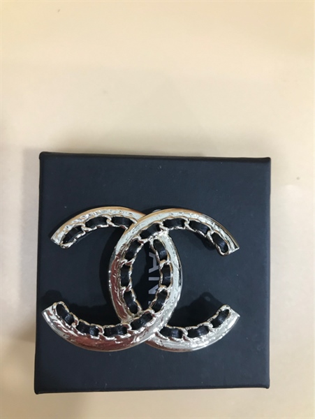 Cài Áo Chanel Vân Đen+
