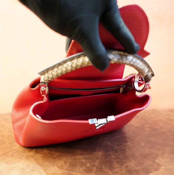 Túi LV Capu đỏ quai da rắn +