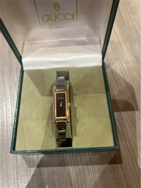 Đồng hồ GC mặt chữ nhật lòng đen dây bạc viền vàng KG+