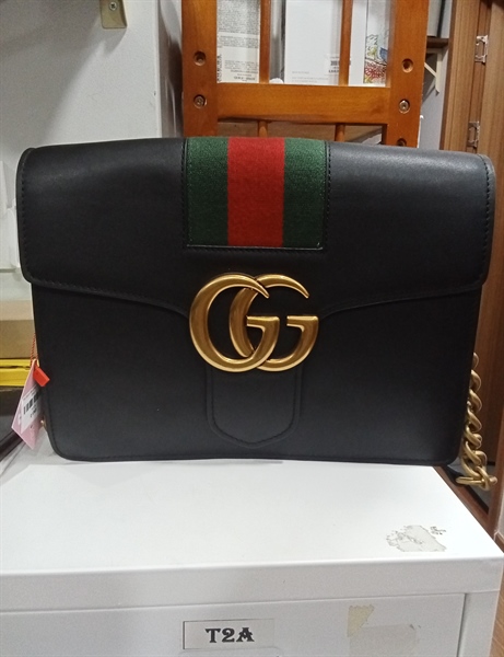 Túi Gucci đeo chéo logo vàng lớn++