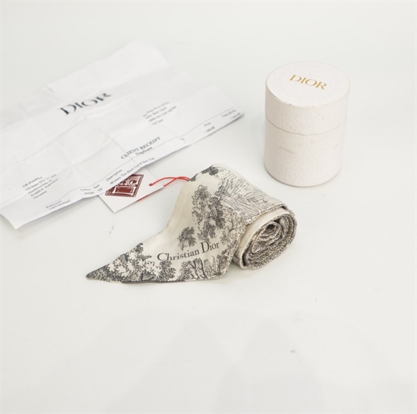 Khăn Dior xám quấn túi xách KG+