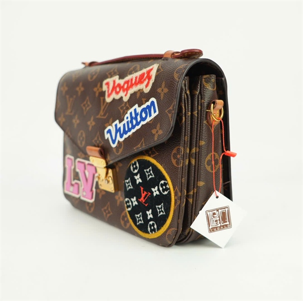 Túi LV Metis hoa nâu in chữ lòng hồng size 23 KG+