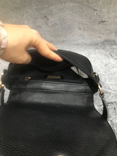Túi Versace đen dáng bầu +