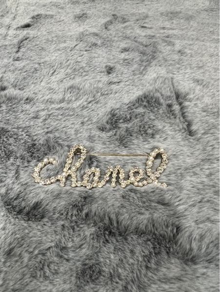 Cài áo chanel chữ +