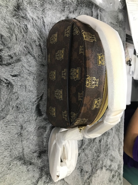 Túi Karl Lagerfeld Vàng Bò Hình Người KG+