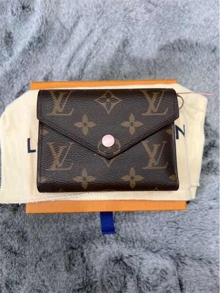 Ví LV nút hồng lòg hồng+