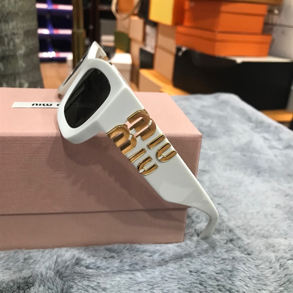 Kính MiuMiu gọng trắng chữ vàng kG+