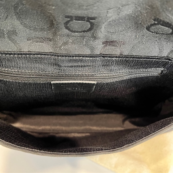 Túi Salvatore đen khoá tròn bạc KG+