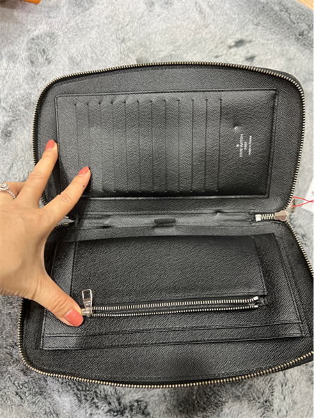 Ví LV clutch ô vuông đen+