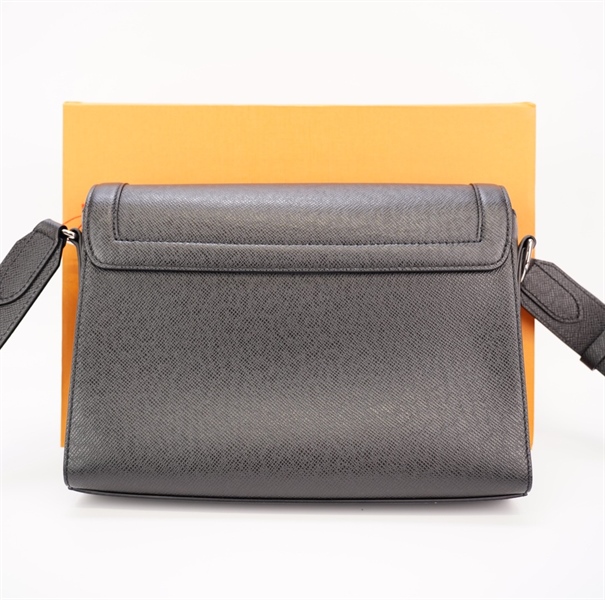 Túi LV đen đeo chéo sz30+