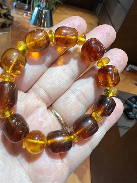 Vòng tay đá hổ phách +