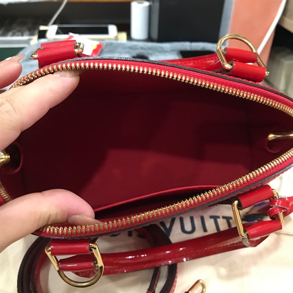 Túi LV Alma đỏ bóng khóa có dust (dust trắng)+