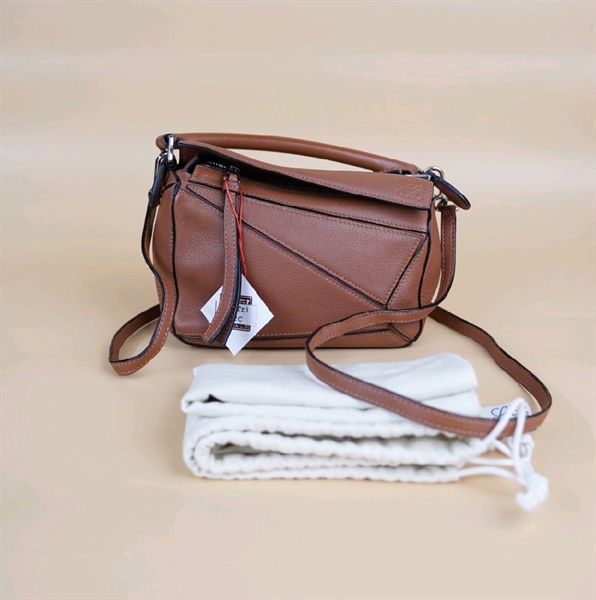 Túi đeo chéo Loewe màu nâu+