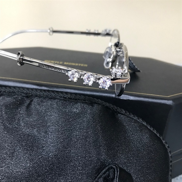 Kính Gentle Monster trắng gọng đính đá +