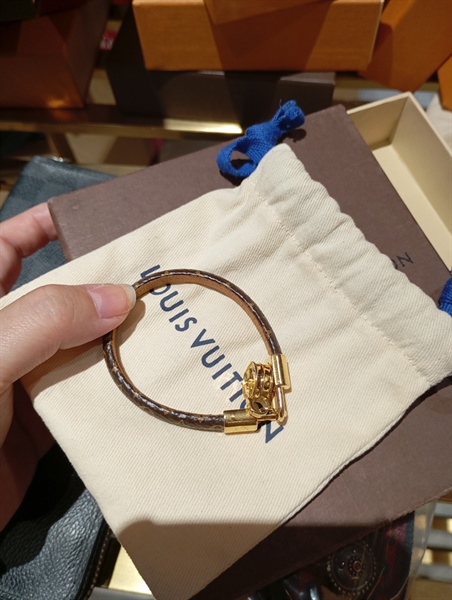 Vòng tay LV nâu chốt vàng+