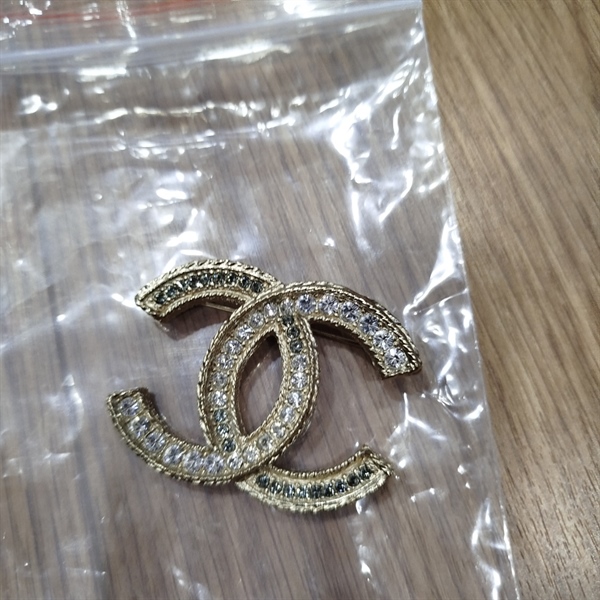 Cài áo Chanel logo CC+