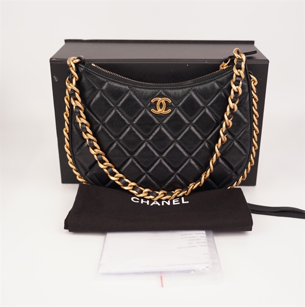 Túi Chanel đen kẹp nách xích vàng+