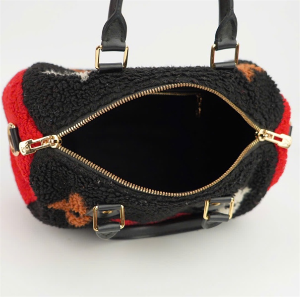Túi LV lông đen phối logo đỏ size 20 ++