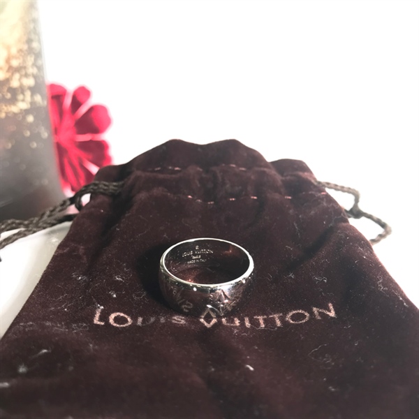 Nhẫn LV trắng KG+