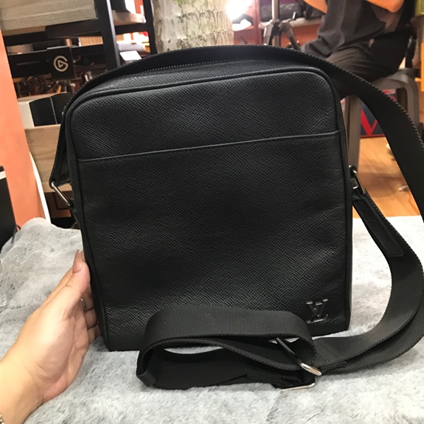 Túi LV đeo chéo màu đen +
