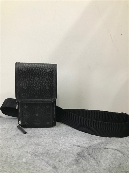 Túi Đeo Chéo Đứng MCM Đen KG+