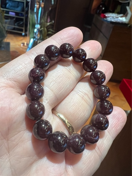 Vòng tay phong thuỷ đá nâu đỏ +