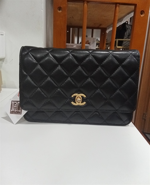 Túi Chanel Woc đen khóa vàng ++
