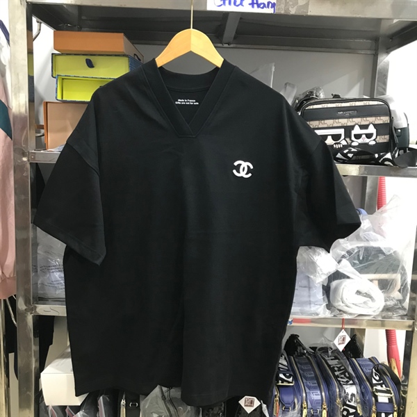 Áo Thun Chanel Đen Cổ Tim SIZE L +