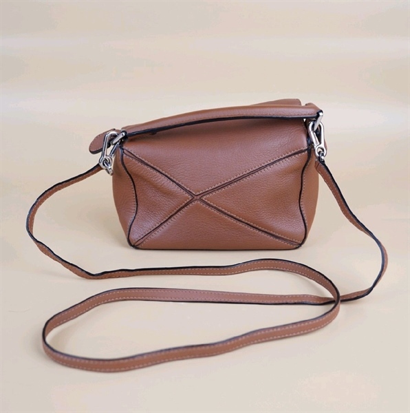 Túi đeo chéo Loewe màu nâu+
