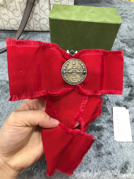 Cài Áo GG Nơ Đỏ+