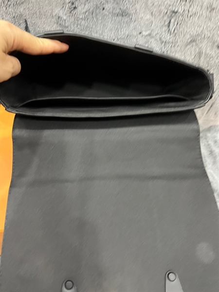 Túi LV đeo chéo màu đen +