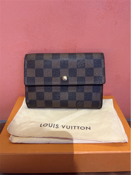 Ví LV lỡ gập 3 ô vuông lòng nâu +