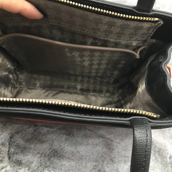 Túi Tote Karl Lagerfeld Kèm Charm Đỏ KG+