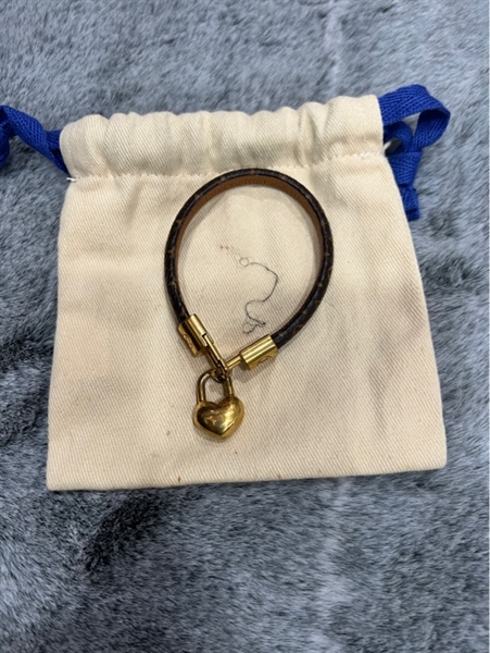 Vòng tay LV da khóa hình trái tim+