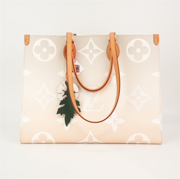 Túi LV Onthego màu nude kèm charm KG+