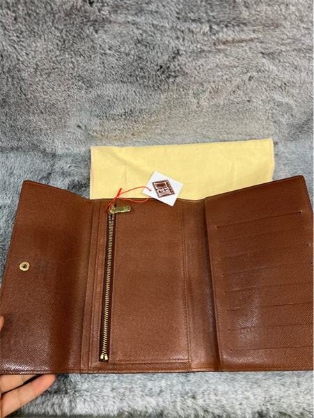 Ví LV nâu dài nắp nút vàng+