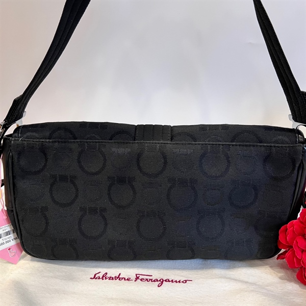 Túi Salvatore đen khoá tròn bạc KG+