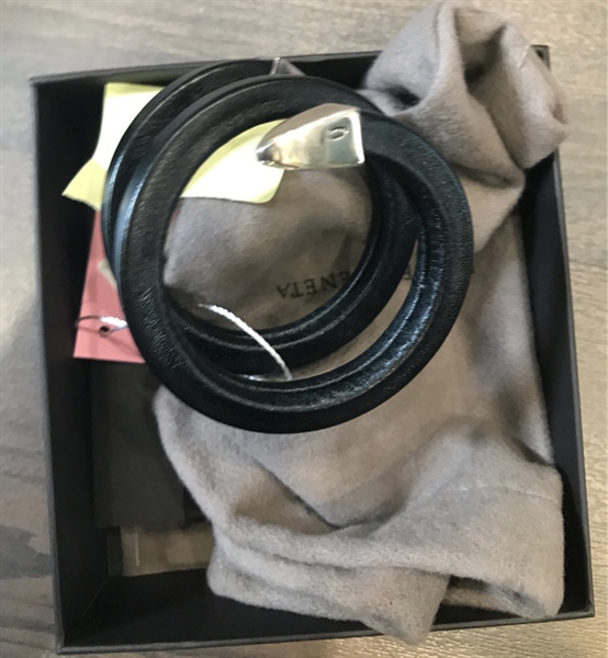 Vòng tay Bottega Veneta đen KG+