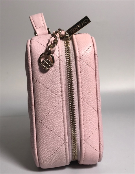 Túi Chanel hồng có quai xách New