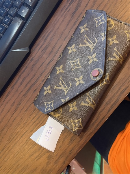 Ví LV hoa nâu hoa nâu nút đỏ TB+