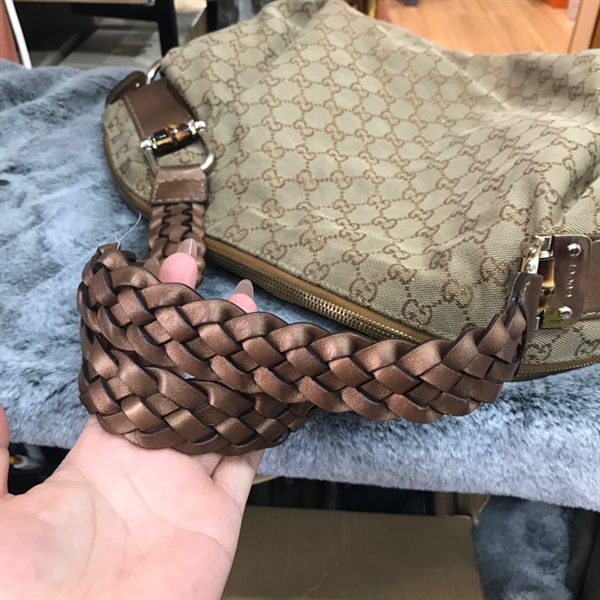 Túi xách GG xám chữ vàng dây tết+