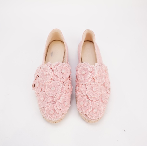 Giày Chanel hoa màu hồng nhạt KG+