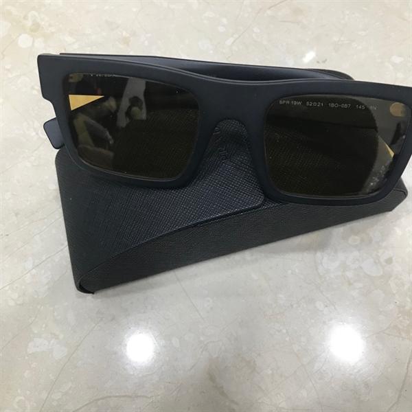 Kính prada vàng gọng đen lớn KG+