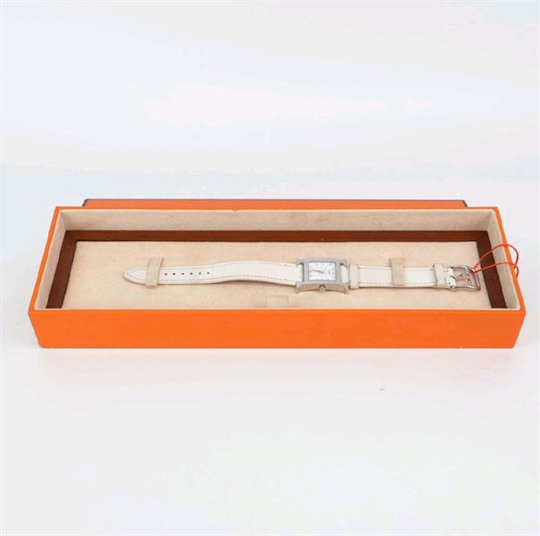 Đồng hồ Hermes mặt xuông dây da trắng KG+